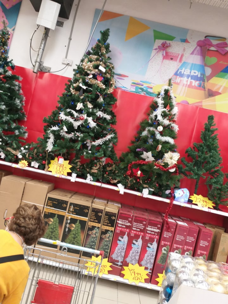 دهوك تتزين باشجار عيد الميلاد ومخاوف من تاثر  اكسسوارات العيد بالازمة الاقتصادية   Index.php?action=dlattach;topic=997775